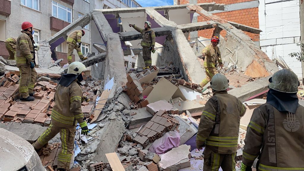 Zeytinburnu'nda 5 katlı bir bina çöktü